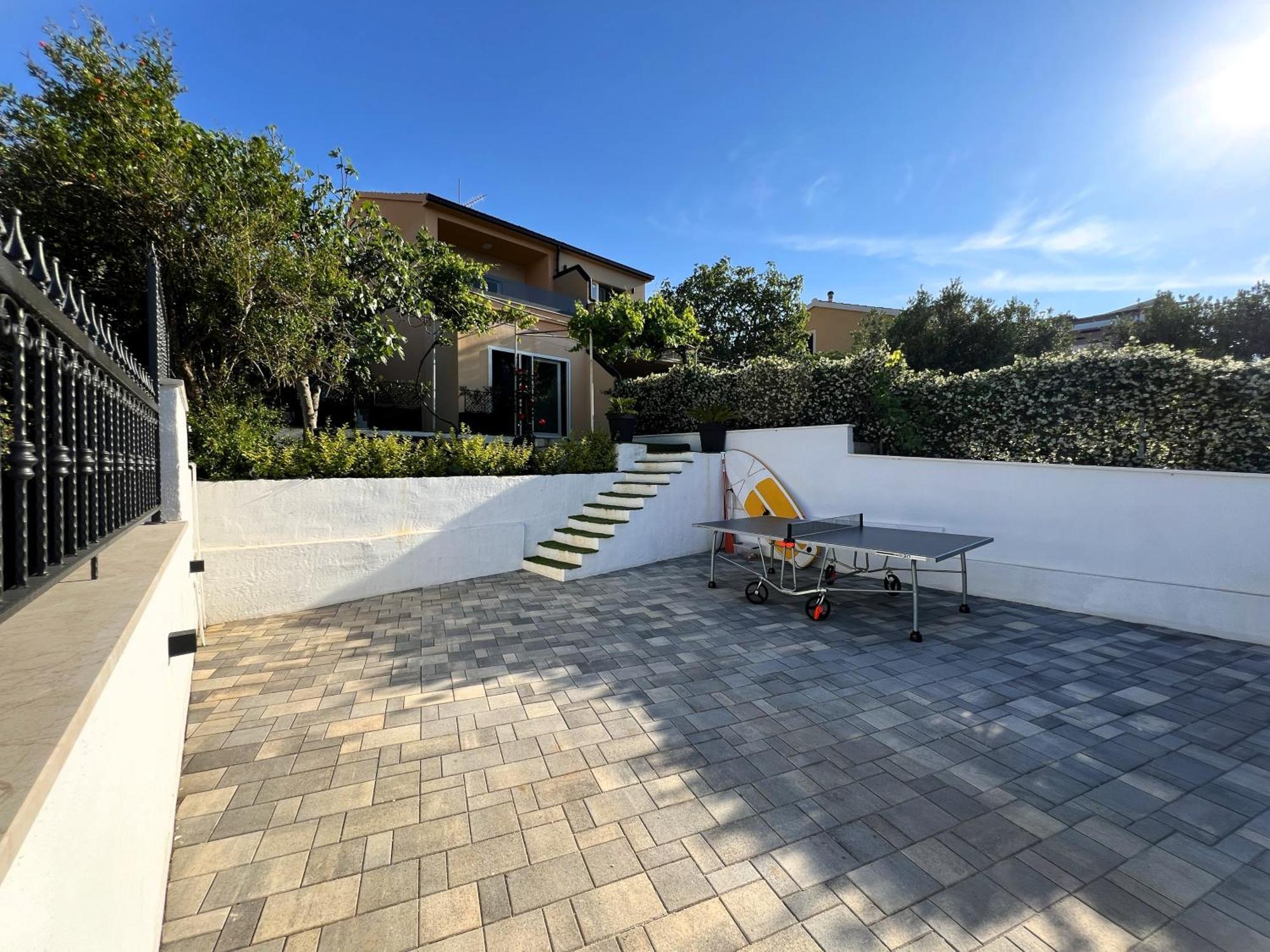 Beach Holiday Home With Private Jacuzzi & Parking Trogir Exterior foto