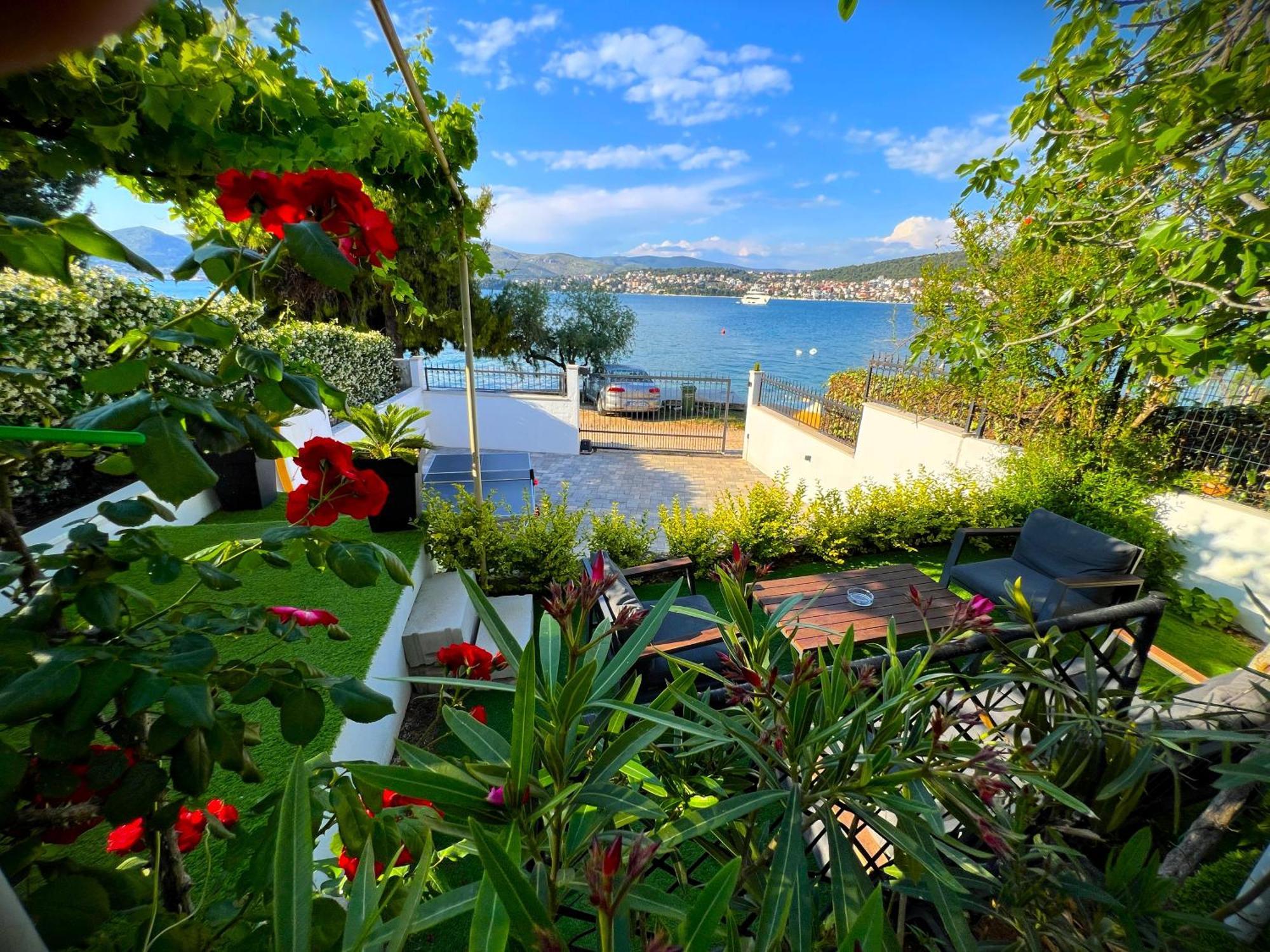 Beach Holiday Home With Private Jacuzzi & Parking Trogir Exterior foto